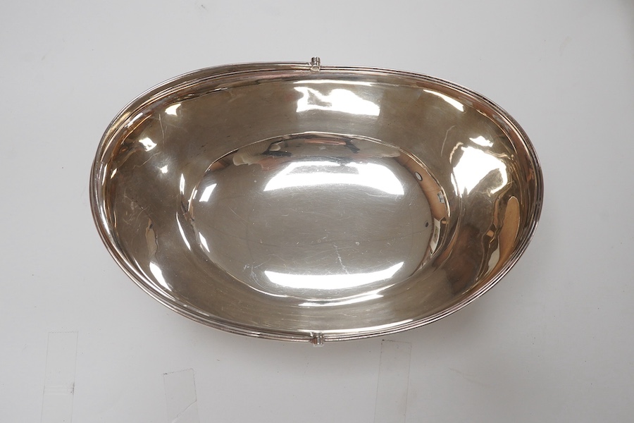 An Edwardian silver oval fruit basket, Holland, Aldwinckle & Slater, London, 1901, length 24.6cm, 18.7oz. Condition - fair to good